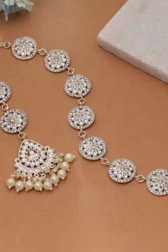 White color kundan mathapatti with maangtika bridal look