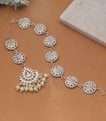 White color kundan mathapatti with maangtika bridal look