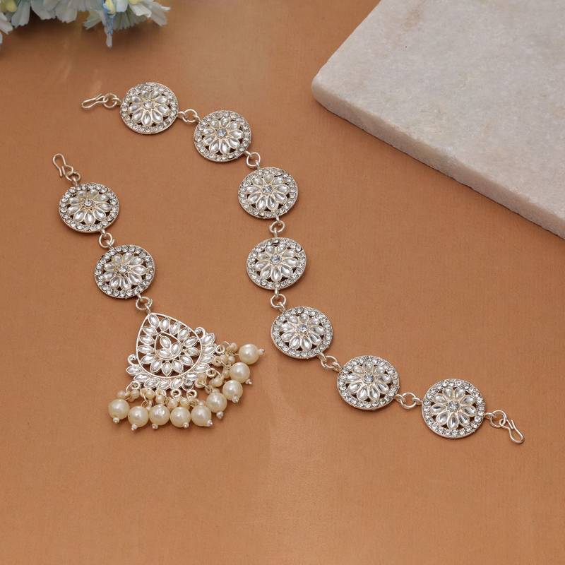 White color kundan mathapatti with maangtika bridal look