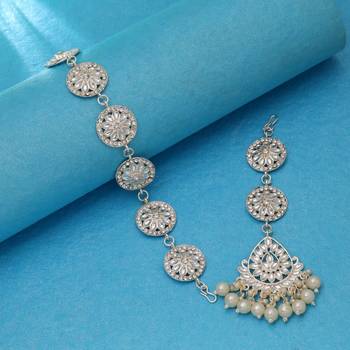 White color kundan mathapatti with maangtika bridal look 2