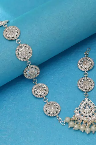 White color kundan mathapatti with maangtika bridal look