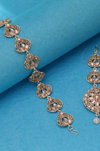 Light brown color kundan mathapatti with maangtika design
