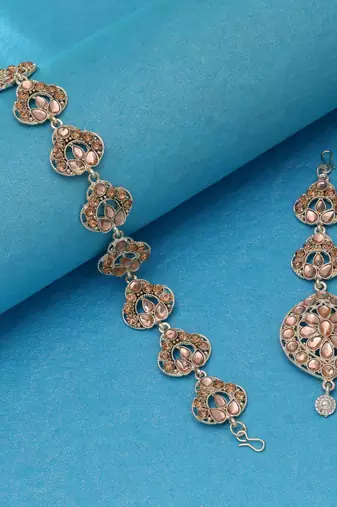 Light brown color kundan mathapatti with maangtika design