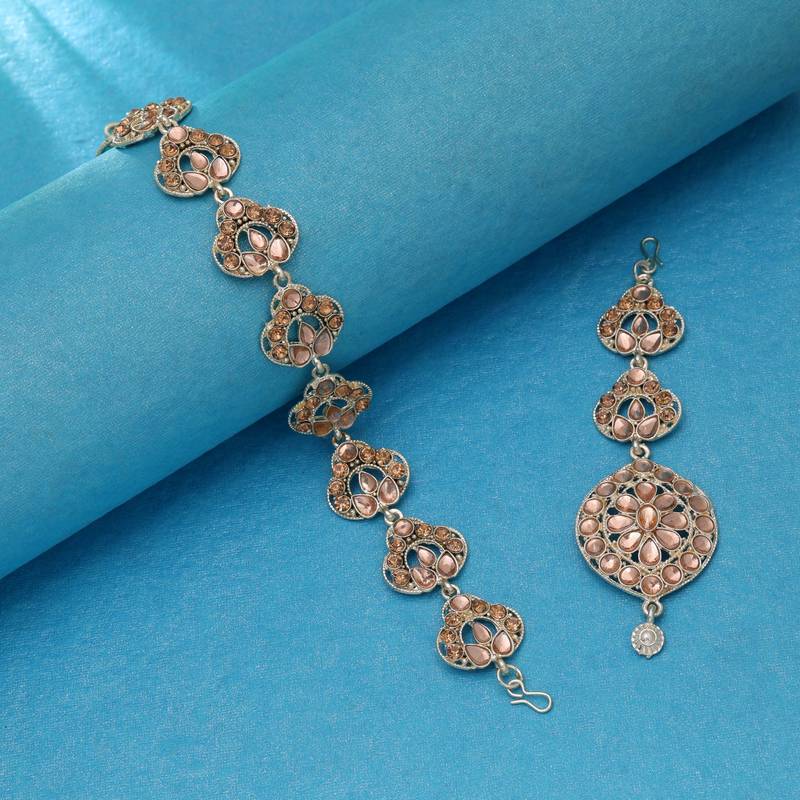Light brown color kundan mathapatti with maangtika design