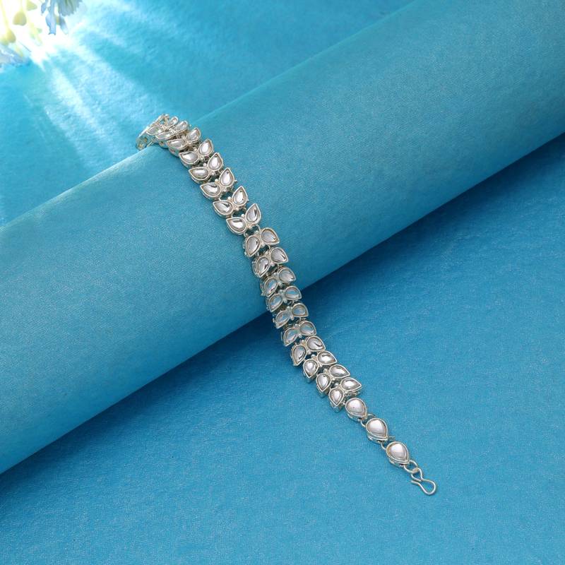 White color kundan mathapatti bridal traditional design