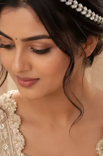 White color kundan mathapatti bridal traditional design