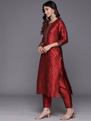 Maroon zari work textured kurta with trouser and printed dupatta 5