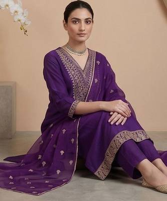 Women ethnic motifs embroidered regular thread work kurta with trousers & with dupatta 3