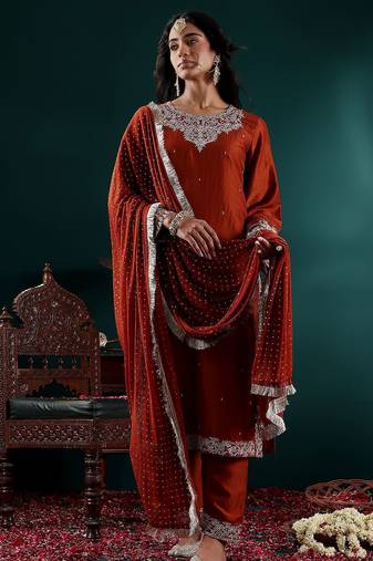 Women floral embroidered kurta with trousers & with dupatta