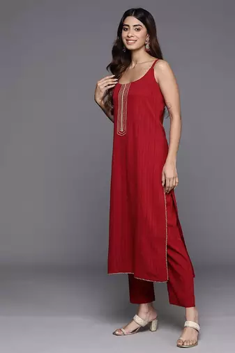 Maroon gota detailed sleeveless kurta with trouser and dupatta