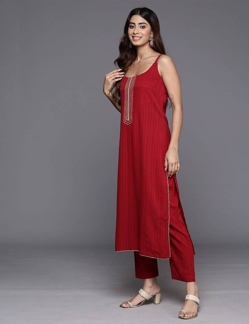 Maroon gota detailed sleeveless kurta with trouser and dupatta