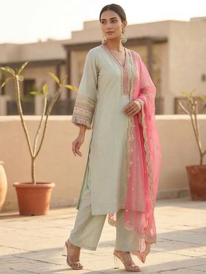 Women embroidered regular kurta with trousers & with dupatta 3