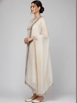 Women regular thread work kurta with trousers & with dupatta 3