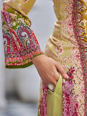 Women printed regular beads and stones kurta with trousers & with dupatta 3