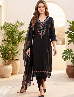 Women floral embroidered regular thread work kurta with trousers & with dupatta 1