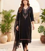 Women floral embroidered regular thread work kurta with trousers & with dupatta
