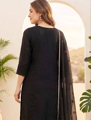 Women floral embroidered regular thread work kurta with trousers & with dupatta 3