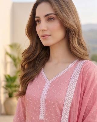 Women floral printed regular kurta with trousers & with dupatta 3