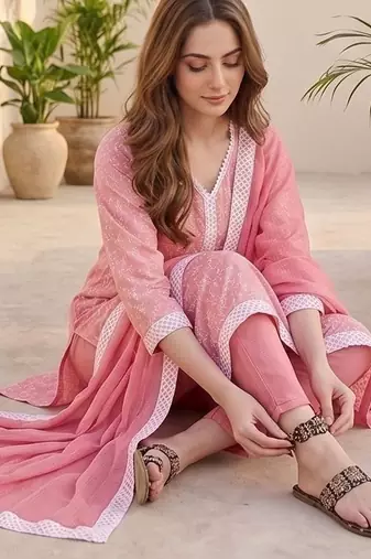 Women floral printed regular kurta with trousers & with dupatta