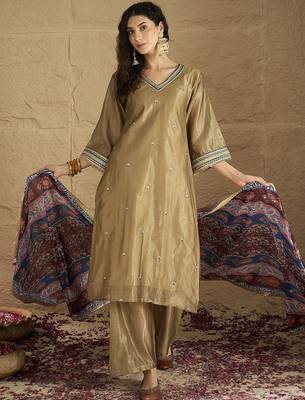 Women floral embroidered kurta with trousers & dupatta 1