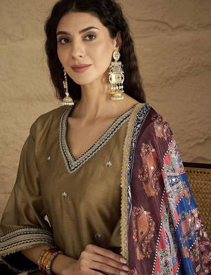 Women floral embroidered kurta with trousers & dupatta 2