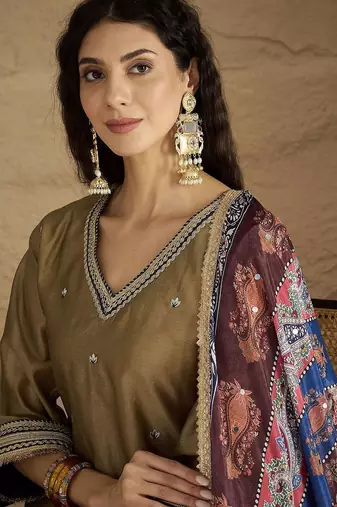Women floral embroidered kurta with trousers & dupatta