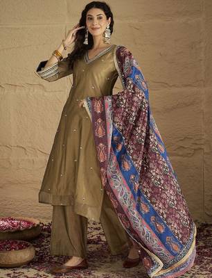 Women floral embroidered kurta with trousers & dupatta 5