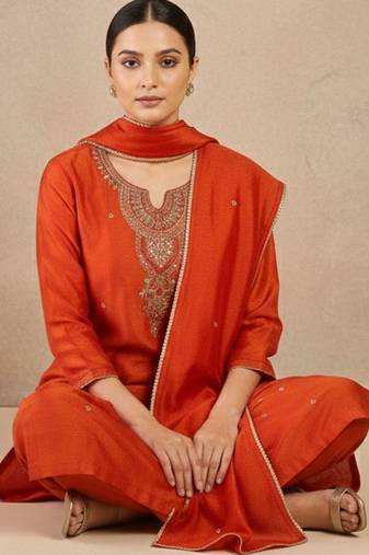 Women embroidered regular thread work kurta with trousers & with dupatta