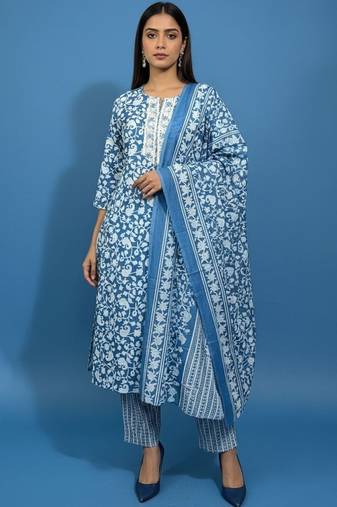 Women ethnic motifs printed thread work kurta with trousers & with dupatta