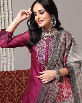 Floral embroidered chanderi silk kurta with trousers & dupatta 2