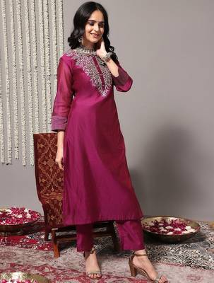 Floral embroidered chanderi silk kurta with trousers & dupatta 4