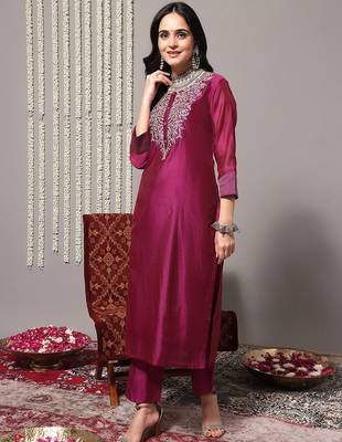 Floral embroidered chanderi silk kurta with trousers & dupatta 5