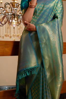 green woven pure silk blend designer pallu saree with blouse 5