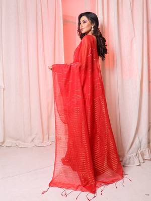Red handloom cotton blend saree with gorgeous pallu 2