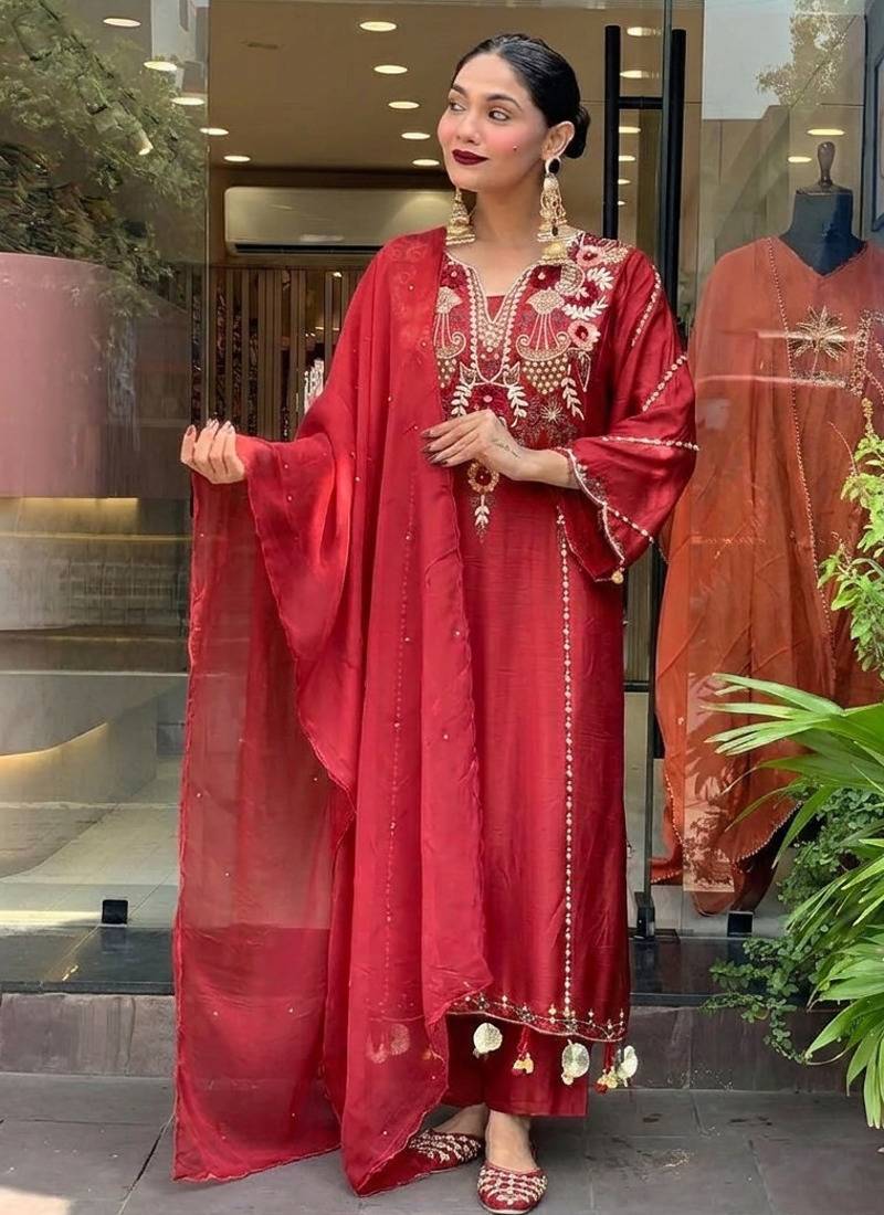 Luxury lavender embroidered pakistani suit set with dupatta