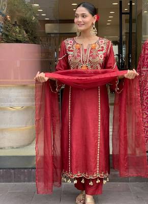 Luxury lavender embroidered pakistani suit set with dupatta 2