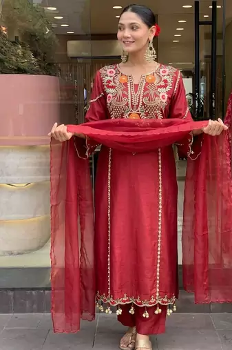 Luxury lavender embroidered pakistani suit set with dupatta