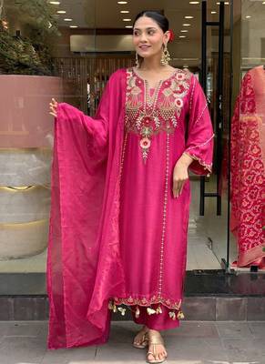 Luxury pink embroidered pakistani suit set with dupatta 2