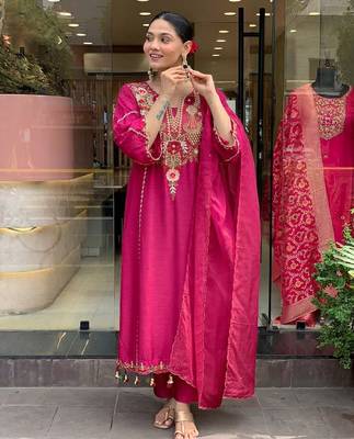Luxury pink embroidered pakistani suit set with dupatta 4