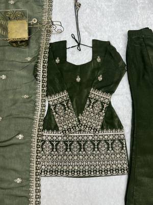 Women s mehandi embroidered kurta with bell bottom pant & dupatta set 5