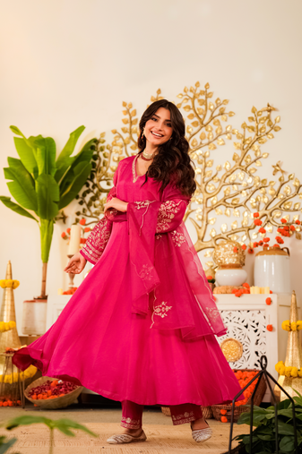 Pink viscose chanderi silk embroidery kurta pant set with organza dupatta