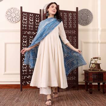 Cream chanderi silk solid kurta pant set with blue printed dupatta 2