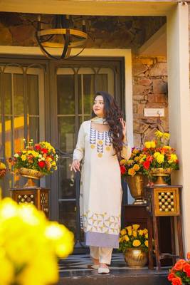 White muslin printed kurta pant set with printed muslin silk dupatta 2