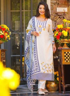 White muslin printed kurta pant set with printed muslin silk dupatta 3
