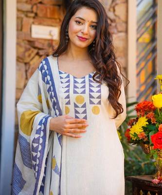 White muslin printed kurta pant set with printed muslin silk dupatta 5