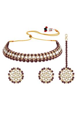 Gold plated kundan & maroon beads studded choker necklace earrings & maangtikka set ethnic jewellery for women 1