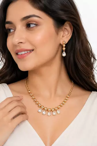 Gold-toned beaded necklace and earrings jewellery set with crystal drops