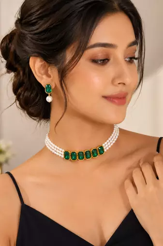 Emerald green crystal & pearl choker necklace and earrings set