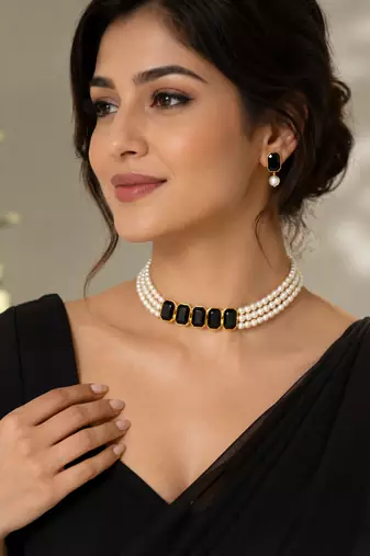 Pearl choker necklace set with black onyx stones, gold-toned