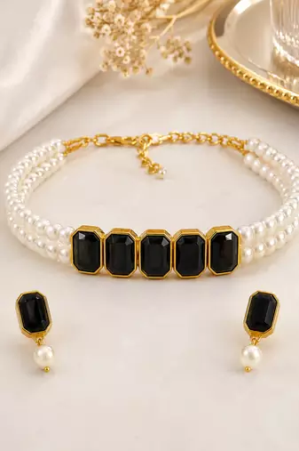 Pearl choker necklace set with black onyx stones, gold-toned